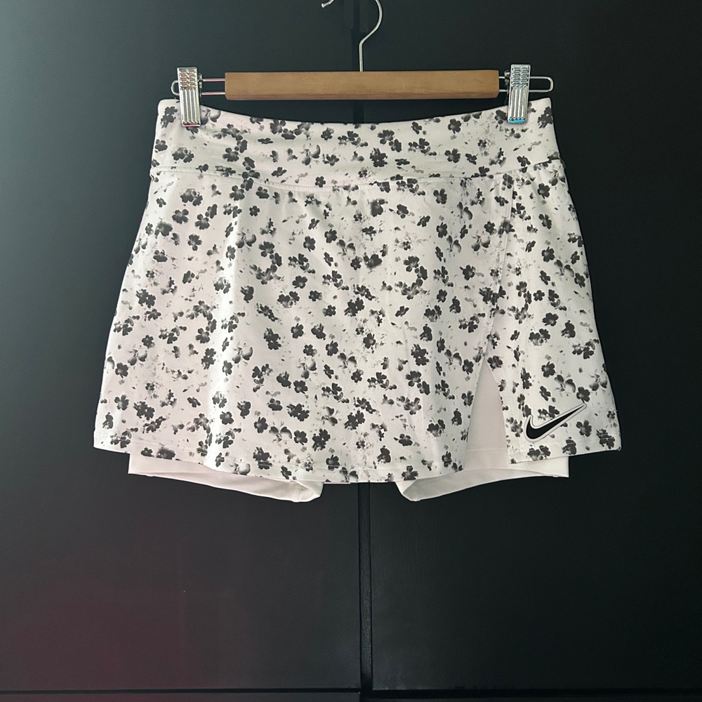 Nike Victory White Floral Skort Size Small NWOT